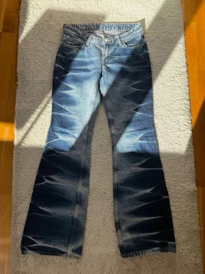 Weekday lågmidjade bootcut jeans - Såå coola mönstrade lågmidjade bootcut jeans från Weekday i storlek 36. Knappt använda så i superfint skick förutom några få slitningar vid hälen (se de två sista bilderna).