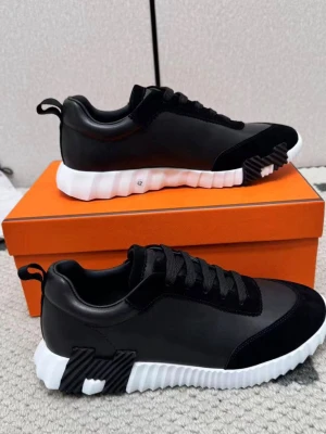 Svarta sneakers med vit sula - Stilrena svarta sneakers med chunky vit sula och svarta detaljer i mocka och läderimitation. Skorna har svarta skosnören och coola ribbade detaljer på sulan. Perfekta för dig som gillar en modern och sportig look. Helt nya oanvända 