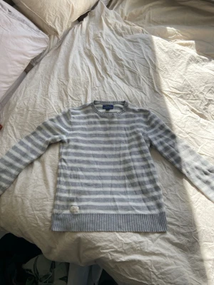 Randig tröja från Polo Ralph Lauren - Säljer en stilren långärmad tröja från Polo Ralph Lauren. Tröjan är i bra skick, använd fåtal gånger. Säljer för 250 kr men vid en snabb affär så kan priset disskuteras. 