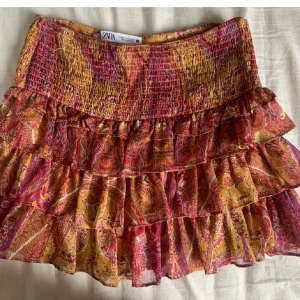 Zara kjol  - Så snygg kjol från zara i fint skick, köpte på Plick men tyckte inte den passade mig så funderar på att sälja vidare. Skriv gärna prisförslag