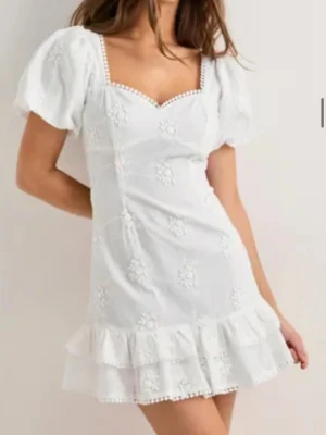 Nelly studentklänning  - Såå söt!!! Strl 38 men omsydd upptill lite thigtare så passar 36. Då 36 är min vanliga strl ❣️aldrig använd