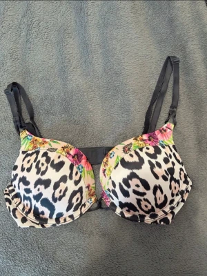 Leopardmönstrad push up bh  - Snygg bh med leopardmönster och pushup från Victoria secret i storlek 34a (tror det motsvarar 75a). Den är i väldig bra skick 💕