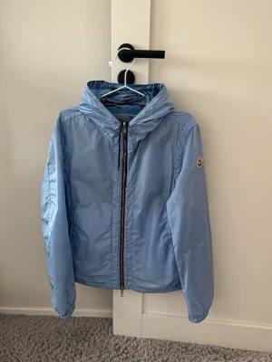 Moncler Reversible Windbreaker  - Moncler Reversible Windbreaker, Size 3 Fits M, Cond 8/10 Använd i väldigt bra skick, Retail 9800kr, Tveka inte på att skicka ett meddelande vid frågor eller liknande🤝