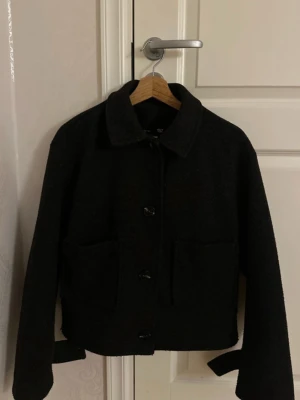 Kappa - lager 157 - svart - fin - populär - Jag säljer en svart kappa ifrån lager 157. Kappan är i storlek xs och har en väldigt bra passform. Vid kappans armar har knapparna gått av men men tänker man inte på eftersom man ej ser det så tydligt. Kappan är lite sliten men ändå väldigt mjuk och skön.   Priset kan diskuteras. Om du har några frågor kontakta mig! #lager #kappa #svart #skön #höst #vår #fin