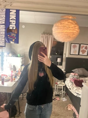 Svart hoodie från GANT med logga - Säljer en svart hoodie från GANT med deras klassiska sköldlogga på bröstet och diskret GANT-tryck ovanför. Hoodien har huva och ribbade muddar vid ärmslut och nederkant. Perfekt för en avslappnad och stilren look. Strl 146-152 men passar på mig som har xs-s 