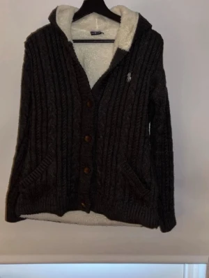 Mörkgrå stickad Kofta från Polo Ralph Lauren - Stickad kofta från Ralph Lauren ||  Storlek M men passar S 110% || Defekt vid armhålan men inget som påverkar hur de ser ut eller sitter || priset inte hugget i sten || 