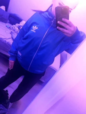 Vintage Adidas originals jacka Chile 62 - Säljer denna 2000 tals jacka från kollektionen Chile 62 den är vintage och är adidas originals 