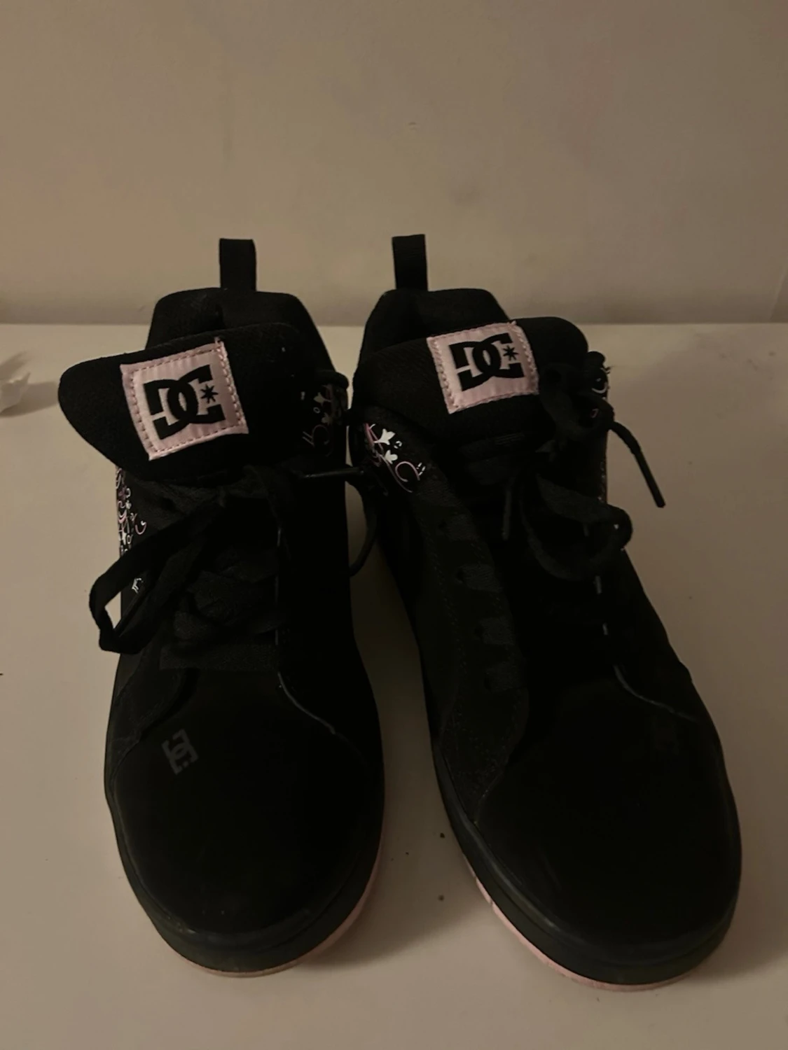 Svarta DC Shoes sneakers med rosa detaljer - 1