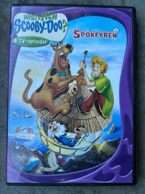 What’s new Scooby doo spökfyren dvd - DVD med 4 TV-episoder av "What's New Scooby-Doo?". Textning: svenska, danska, norska, engelska. För hörselskadade: engelska. Speltid: 88 minuter. Kategori: Tecknat. Originaltitel: WHAT'S NEW SCOOBY-DOO? Fright House of a Lighthouse.  Finns på språk: Svenska, Danska, Norska, Engelska  OBS!! skivorna är begagnade så det kan förekomma repor/hairlines på skivorna, men då jag kollar igenom alla filmer jag säljer garanterar jag att alla funkar felfritt om inget annat står! :)
