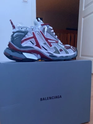 Balenciaga Runner crimson - Nästan helt nya Balenciaga runner crimson, jag säljer dom billigt pågrund av att jag beställde fel storlek och jag kunde inte returnera dom eftersom jag hade raderat online kvittot 