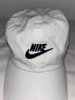 Nike keps - Nike keps i bra skick Köpt från Zalando, äkta Använd men jag använder den knappt Fin modern keps Inga hål eller fläckar Priset kan diskuteras❗️