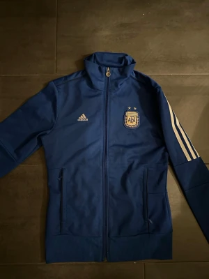 Original Argentina adidas sip  - Original mörkblå adidas sip med argentinska märket på. Köpt i butik för 1200 säljer för 499. Storlek S