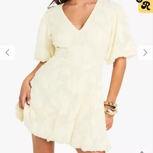 Ljusgul kort klänning från Boohoo - Superfin ljusgul kort klänning från Boohoo med v-ringning och puffiga korta ärmar. Den är från boohoo och är aldrig använd ❤️❤️ skriv om du har frågor 