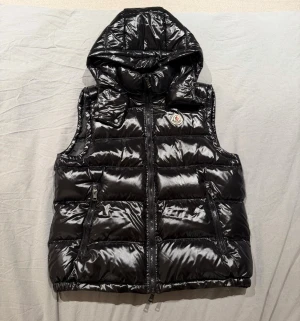 Moncler väst  - Använd endast 1 gång, Storlek S, Med NFC