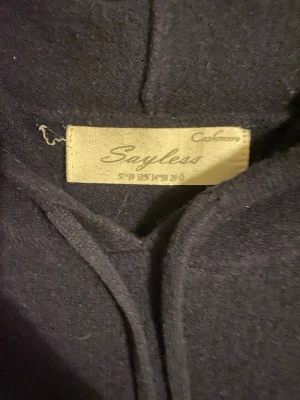 Mörkblå cashmere hoodie Sayless - Mysig mörkblå hoodie från Sayless i mjuk cashmere. Klassisk modell med huva och långa ärmar, perfekt för dig som gillar stilrena och bekväma plagg. Passar lika bra till jeans som till mjukisbyxor. Säljs pågrund av att jag har växt ur den storlek S