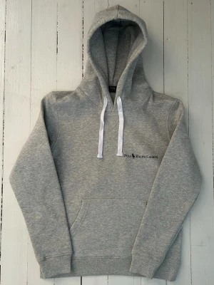 Ralph Lauren hoodie herr, storlek S  - Hej! Säljer denna riktigt schyssta hoodie från Ralph Lauren. Den är i storlek M men sitter en storlek litet och passar därför som en S. Den är endast använd någon enstaka gång och är därmed i ett nyskick. Original lappar och påse finns kvar och medföljer naturligtvis vid köp. Jag fraktar alltid snabbt! Mvh