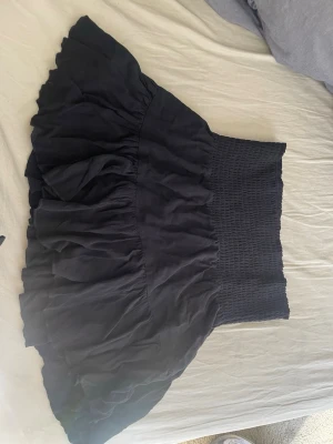 Svart kjol - Fin svart kjol ifrån Lager 157💕ALDRIG ANVÄND💕Prislappen är borta💕