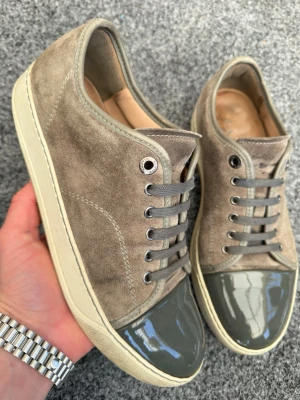 Lanvin uk6 grå - Säljer dessa sjukt feta lanvins! Perfekta för sommaren! Size uk6 som motsvarar 41. Skick 9/10. Nypris 5000kr mitt pris 2199 kan gå ner i pris vid snabb affär. Hör av dig vid frågor! 🤩📦