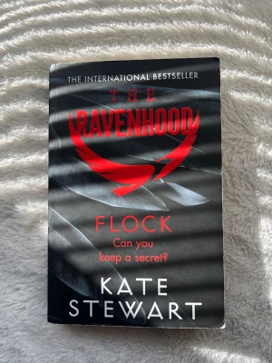 Flock - The Ravenhood av Kate Stewart - Säljer boken 'Flock' från serien The Ravenhood av Kate Stewart. Ryggen är knäckt & de resterande bild för skick 