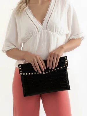 Datorfodral i krokodil mönster med silvernitar - Stilrent datorfodral tillverkat av veganskt läder i vattentätt material. Fodralet stängs med knapp. Fodralet skyddar din dator effektivt samtidigt som det ger din outfit en extra touch. ⚜️ Storlek: 34 × 25 cm –  Innifrån 33 x 24 📦  