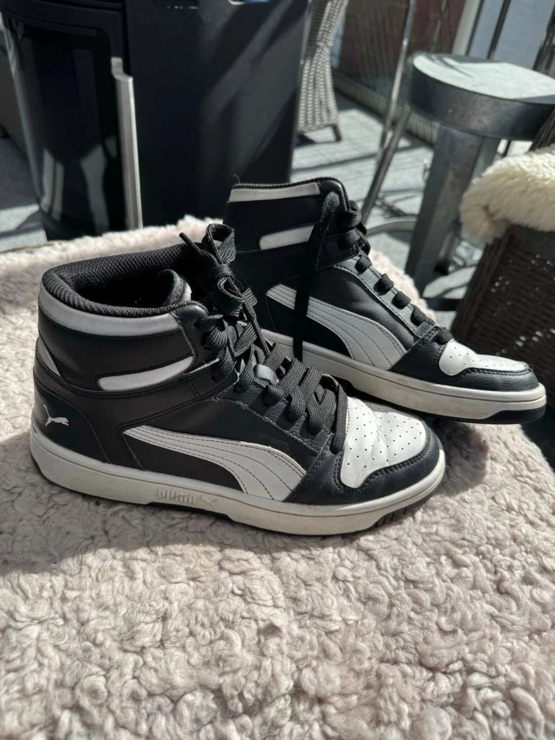 Svarta och vita höga sneakers