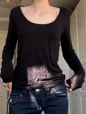 Svart långärmad tröja - En svart och enkel långärmad tröja med urringning från lager 157. Använd ett fåtal gånger. Vid frågor eller önskemål om fler bilder är det bara att skriva privat 💕