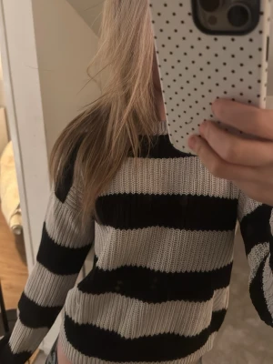 Randig stickad tröja🤍 - Randig stickad tröja från only, perfekt till sommaren💕ser lite gråare ut på bild än i verkligheten!❤️ säljer pga för liten storlek❤️ Inga hål eller fläckar, andvänd få tals gånger💕💖 ord pris: ≈450 ny pris: 189❤️ 