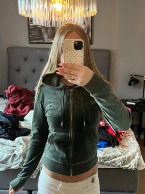 Juicy Couture tröja  - Mörkgrön velour tröja från Juicy Couture med dragkedja. Köpte den för 1300kr. Tryck gärna på köp nu!🫶🏼