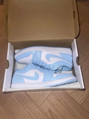 Nike Air Jordan 1 Low Ice blue Aliminium  - Helt nya, bara använda en gång. Storlek 44. Köpta för 2900 på Pardonmykicks men säljer för 1000kr! Hör av dig vid minsta fundering!