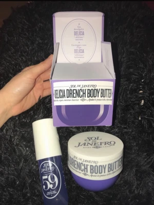 Sol de Janeiro Delicia Drench - Sol de Janeiro Delicia Drench Body Butter och mist, säljer då doften inte föll mig i smaken. Köpt på vinted. Krämen är i 240 ml och misten 90 ml. 