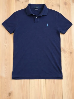 Polo Ralph Lauren Piké - Piké/Polo från Ralph Lauren i färgen navy blue 👕 Storlek: S custom slim fit (bästa) 📐🙌               Använd men fortfarande i fint skick ✅ | Bara o skriva vid fråga eller annat 🤟