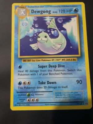 Pokémonkort Dewgong 2016 - Säljer ett samlarkort från Pokémon med Dewgong, nummer 31/108 från 2016. Kortet har blå ram, klassisk Pokémon-baksida och motiv av Dewgong i vattenbubblor. Perfekt för dig som gillar att samla eller spela Pokémonkort.