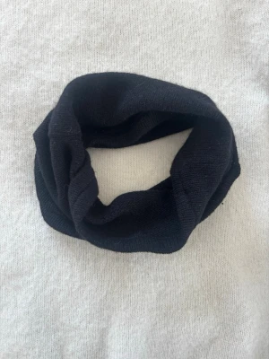 Svart kashmirbuff - Buff gjord på 100% återvunnen kashmir💕💕