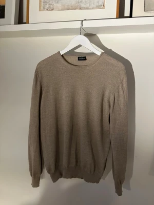Oscar Jakobson tröja - Len och fin tröja från Oscar jacobson av 100% merino ull, passar S-L