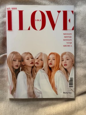 (G)I-DLE I LOVE Born Ver. album - Säljer (G)I-DLE:s album 'I LOVE' Born Version från oktober 2022. Innehåller fotobok, vykort, fotokort, klistermärken och andra samlarkort. Omslaget är vitt med röd text och bilder på medlemmarna. Perfekt för dig som gillar K-pop och samlar på idolmerch!