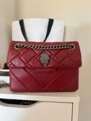 Röd Kurt Geiger väska - Säljer min röda Kurt Geiger väska. 