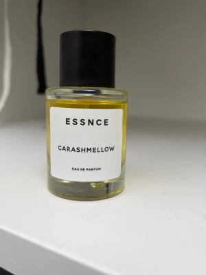 Parfym  - Carsmellow parfym från Essnce i 50 ml. Luktar som en blandning av karamell vanilj och marshmallow. Nästan inget taget ifrån den