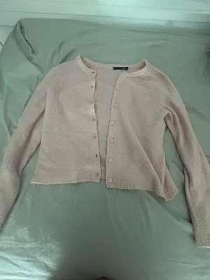 Ljusrosa kofta med knappar - Söt rosa kofta. Säljer då den inte kommer till användning💕