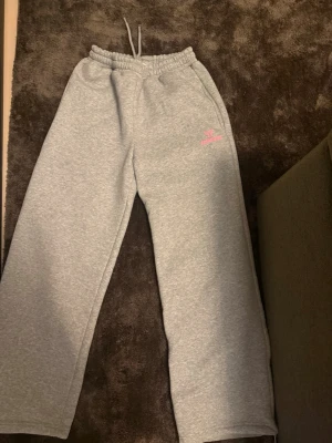 Gråa mjukisbyxor från Adidas - Grå mjukis från Felicious. Storlek S. Bra skick