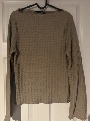 Långärmad tröja  - Säljer en beige långärmad tröja med Rak passform som gör den enkel att styla med både jeans och kjol för en stilren och snygg look (ifrån lager 157) 