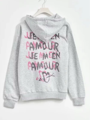 Grå hoodie med tryck och luva - Säljer en grå hoodie med coolt tryck i svart och rosa, hoddie är från Ma chérie köpt i Gina Tricot. Hoodien har en klassisk huva och ribbade muddar vid ärmar och nederkant. Väldigt somrig och fin.