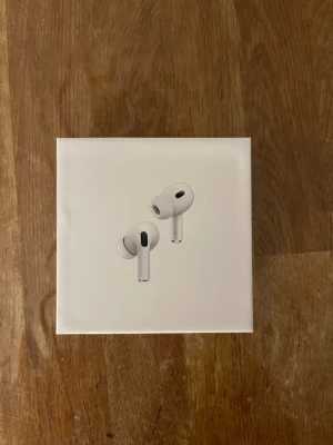 Apple AirPods Pro 2 MagSafe USB-C - Säljer ett par vita AirPods Pro (2nd generation) från Apple med laddningsetui. Hörlurarna har en modern och kompakt design samt silikonproppar som ger bekväm passform och effektiv brusreducering.  Perfekta för att lyssna på musik, ta samtal eller använda under träning. Levereras med originalförpackning och tillbehör. Hör gärna av dig vid frågor!
