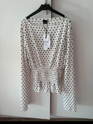 Prickig topp från Ginatricot  - Storlek L, aldrig använd 🩷