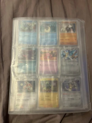 Pokémonkort i samlarpärm - Pärmen ingår ej!!!  Säljer en samlarpärm med Pokémonkort i plastfickor. Kort från olika generationer och typer, bland annat Gengar, Spinda, Blitzle och Aegislash. Färgglada motiv och blandade energityper. Perfekt för dig som vill utöka din samling eller börja samla Pokémonkort.