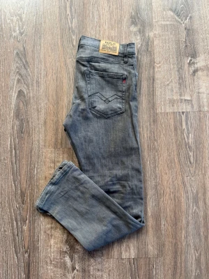 Replay jeans | 12A - Replay jeans | Strolek: 12A - Motsvarar ungefär 152/160 | Mycket bra skick | Riktigt schyssta till våren | Hör av er vid frågor eller funderingar
