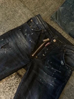 Dsquared2 jeans - Säljer dessa sjukt snygga dsquared2 jeans i storlek 42 vilket motsvarar W30 de är väldigt unika och snygga, sick 9/10 inprincip nya och självklart autentiska, ny pris ca 6000kr men säljer för endast 1499 men pris kan självklart diskuteras, byten kan vara intressant 