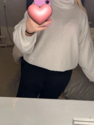 Vit stickad tröja från stories  - Mysig vit stickad tröja från stories älskade den men den är inte riktigt min smak längre orginal priset var ungefär 250kr nya är 150kr