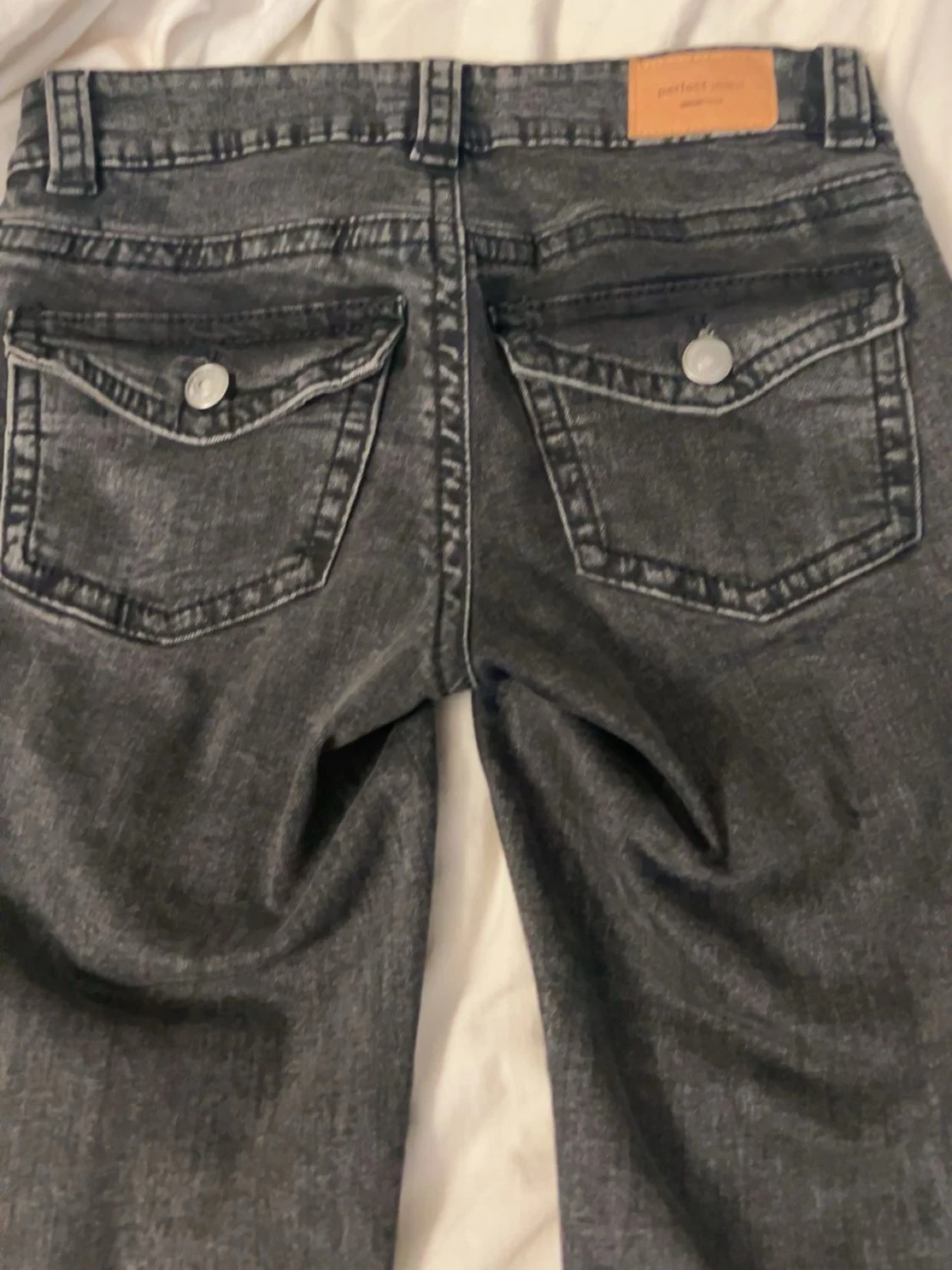 Grå bootcut jeans med fickdetaljer - 1