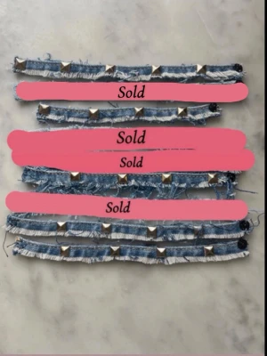 Handgjorda jeans armband🩵👖 - Coola armband i olika färger där du kan välja och vraka mellan!🥰 Gjorda av jeans med slitna fransiga detaljer med silverfärgade nitar. Du sätter på dem enkelt med en klassisk knapp stängning!🩵Perfekt för att ge en edgy touch till din outfit. Jag har allt ifrån strl 19-15.5cm. Om du har något speciellt önskemål så kan du skriva till mig privat!🫶🏼 50kr styck