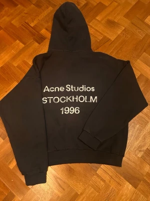 Acne studios hoodie  - Svart Acne Studios hoodie. Helt ny aldrig använd tidigare, endast testad. Den är I storlek S passar någon runt 172-179 cm. Meddela gärna om du är intresserad. Ingen aning om den är äkta eller inte! 